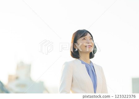 自信的中年職業女性 123322376