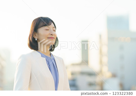 A confident middle-career woman 123322380