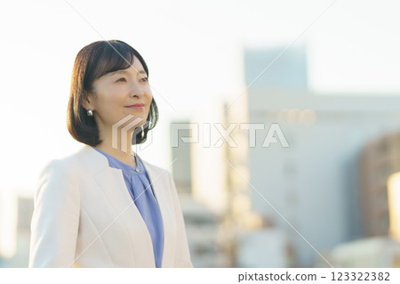 A confident middle-career woman 123322382
