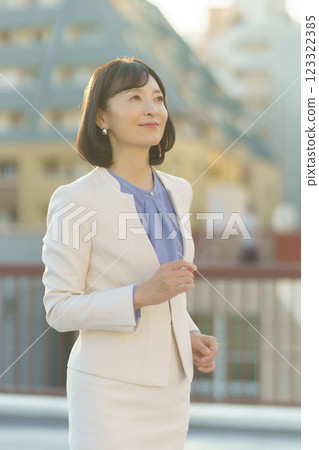 A confident middle-career woman 123322385