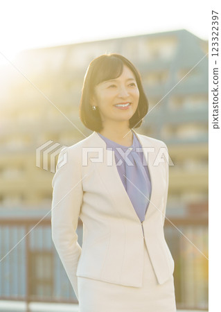 A confident middle-career woman 123322397