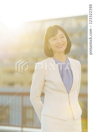 A confident middle-career woman 123322398