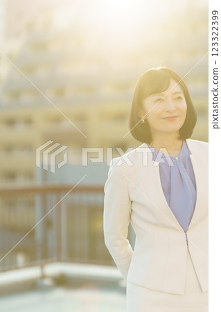 A confident middle-career woman 123322399