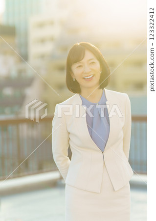 A confident middle-career woman 123322412