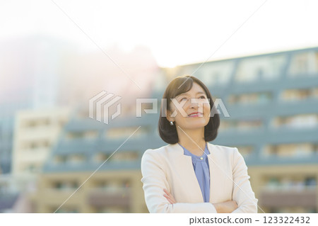 A confident middle-career woman 123322432