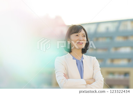 自信的中年職業女性 自信的中年職業女性 123322434