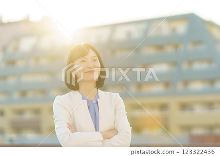 自信的中年職業女性 123322436