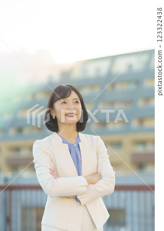 自信的中年職業女性 123322438