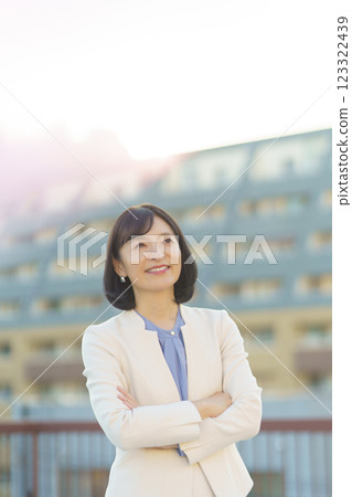 A confident middle-career woman 123322439