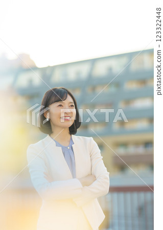 A confident middle-career woman 123322448