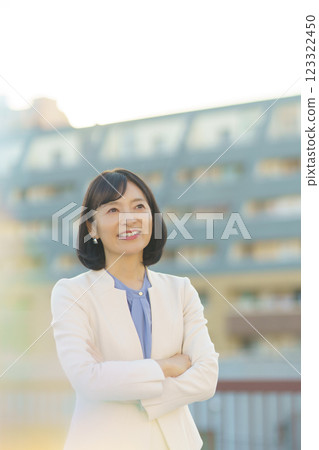 自信的中年職業女性 自信的中年職業女性 123322450