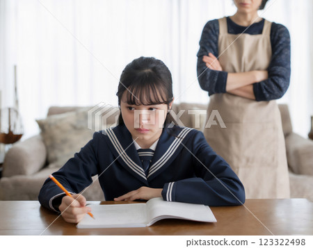 叛逆的孩子、親子爭吵、說教。 123322498