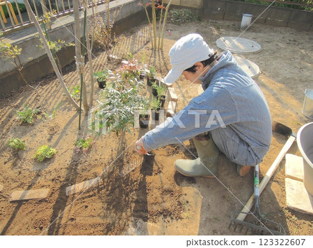Men who do gardening Men who do gardening 123322607