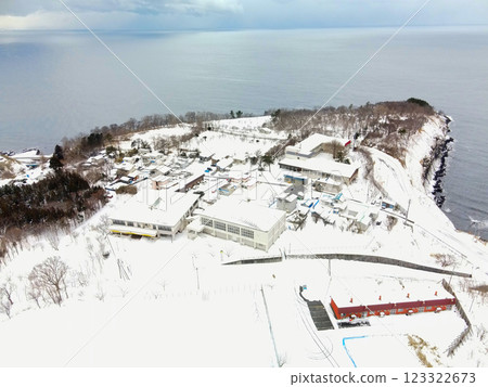 冬季北海道乙部市明和小學的鳥瞰圖 冬季北海道乙部市明和小學的鳥瞰圖 123322673