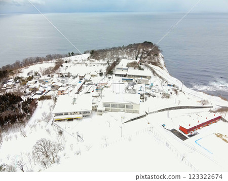 冬季北海道乙部市明和小學的鳥瞰圖 123322674