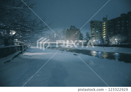 Snowy Kanazawa: Umebashi Bridge on a snowy night 123322929