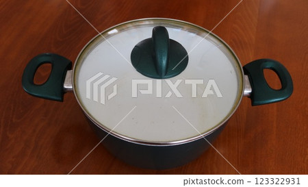 Two-handled pot with lid 123322931