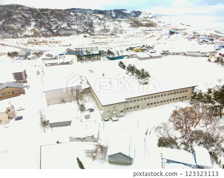 冬季北海道乙部市廢棄的榮濱市立小學的鳥瞰圖 冬季北海道乙部市廢棄的榮濱市立小學的鳥瞰圖 123323113