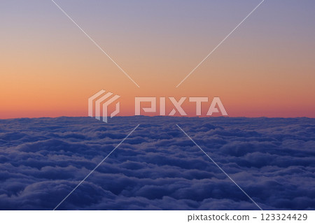 落日餘暉映照下的冬日雲彩 123324429