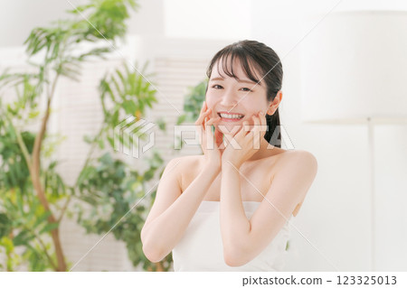 年輕女性的美麗形象 123325013