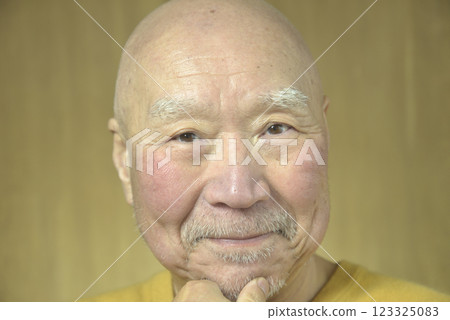 留著鬍子的微笑老人 123325083