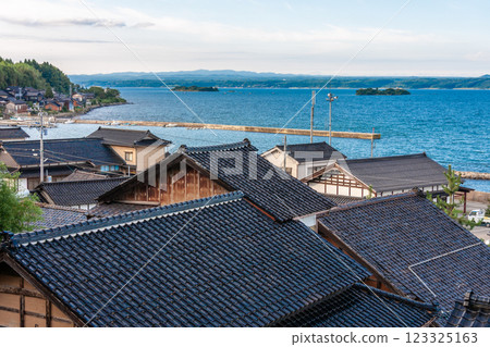 9 月,石川縣七尾市的黑瓦屋頂 9 月,石川縣七尾市的黑瓦屋頂 123325163