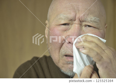 患有花粉症的留著鬍子的老人 123325164