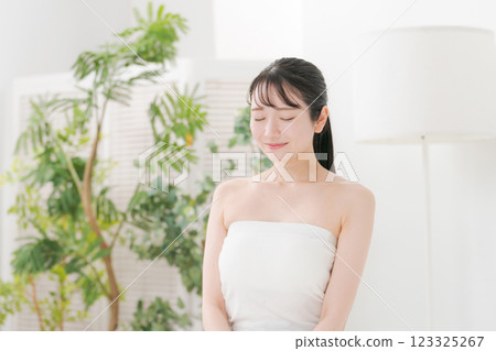 年輕女性的美麗形象 123325267