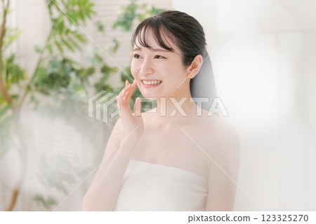 年輕女性的美麗形象 123325270