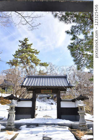 Photographing the grounds of Shogaku-in Temple in Esashi, Hokkaido in winter 123325456