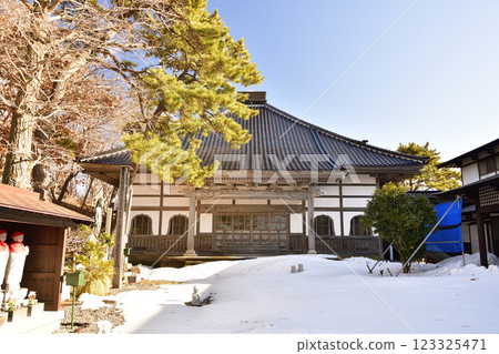 Photographing the grounds of Shogaku-in Temple in Esashi, Hokkaido in winter Photographing the grounds of Shogaku-in Temple in Esashi, Hokkaido in winter 123325471