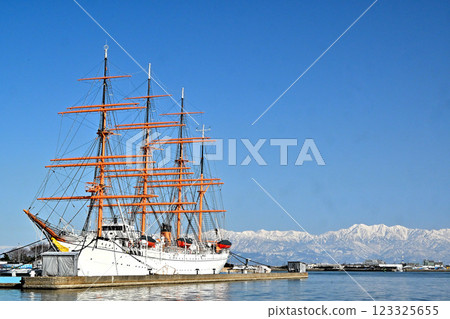 Kaiwomaru and the Tateyama mountain range in winter Kaiwomaru and the Tateyama mountain range in winter 123325655