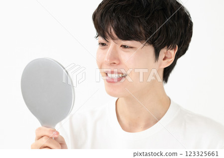 一個人看到一面鏡子 一個人看到一面鏡子 123325661