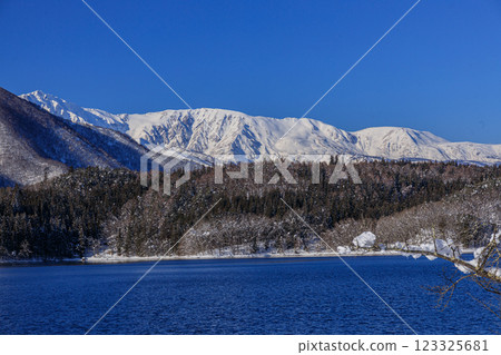 Snow scenery at Lake Aoki in Hakuba Village, a ski resort popular with foreigners Snow scenery at Lake Aoki in Hakuba Village, a ski resort popular with foreigners 123325681