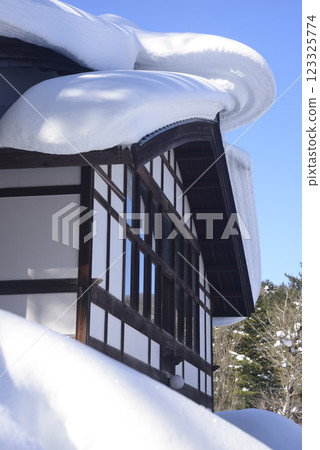 屋頂上的雪簷 屋頂上的雪簷 123325774