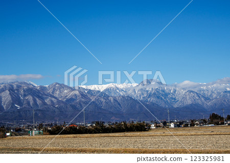 從安曇野市欣賞白馬山脈的美景 123325981