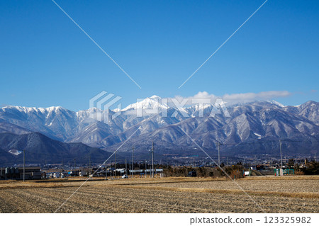 從安曇野市欣賞白馬山脈的美景 從安曇野市欣賞白馬山脈的美景 123325982