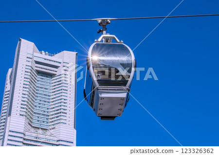 日本橫濱城市景觀－進入一個新時代…橫濱地標塔和橫濱空艙反射著陽光。一線希望 123326362