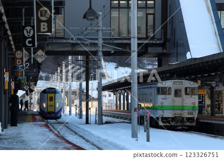 冬季停泊在新函館北斗站的特快北斗號和本地列車 Kiha 40 系列 123326751