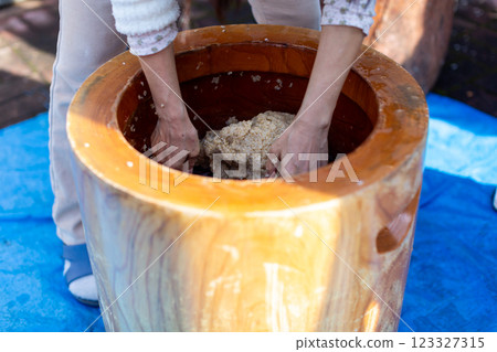 pounding mochi pounding mochi 123327315