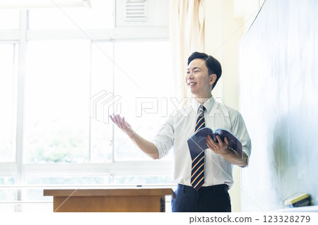 老師,老師,課程,黑板,微笑,男性 老師,老師,課程,黑板,微笑,男性 123328279