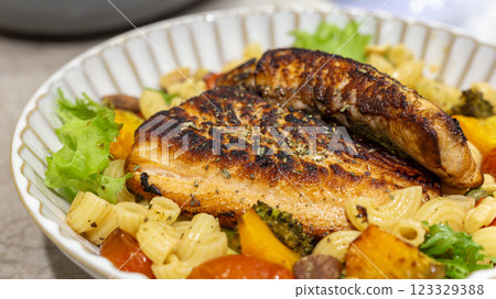 健康又美味：烤鮭魚和義大利麵的完美結合 123329388