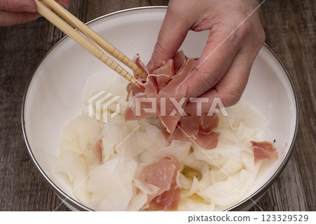 醃製火腿蘿蔔沙拉 123329529