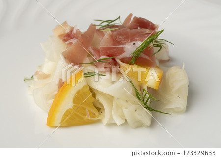 火腿蘿蔔沙拉盛放在白盤上 123329633