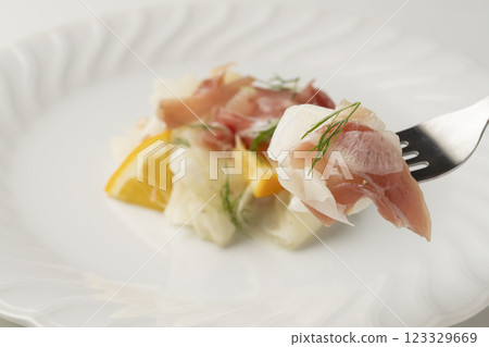 火腿蘿蔔沙拉盛放在白盤上 123329669