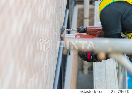 [Scaffolding construction drill for large-scale apartment building repair work] 123329688