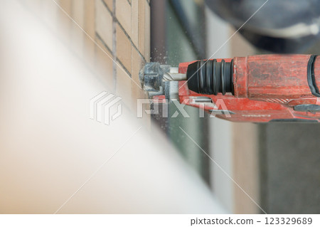 【大型公寓維修工程-工人演練搭建鷹架】 【大型公寓維修工程-工人演練搭建鷹架】 123329689