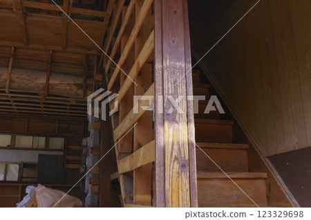 正在拆除的木屋 正在拆除的木屋 123329698