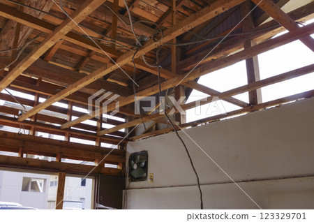 正在拆除的木屋 123329701