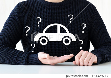 一名男子對汽車有疑問的圖片 123329717